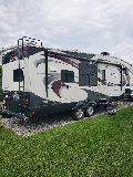 FIFTH WHEEL 27 PIED 2013 CHAPARRAL , CUISINE ARRIERE , COULEUR CHIC , VENTE DE PARTICULIER * 418-932-6595 * 