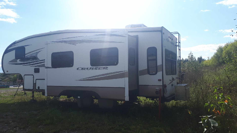 FIFTH WHEEL 30 PIED 2012 7600 LBS , CAUSEUSE , TOIT CATHEDRALE , CHIC , VENTE DE PARTICULIER 