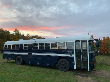 BUS , MOTORISÉ , SKOOLIE , HABITABLE À L'ANNÉE , 4 SAISONS * 418-932-6595