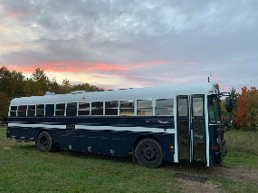 BUS , MOTORISÉ , SKOOLIE , HABITABLE À L'ANNÉE , 4 SAISONS * 418-932-6595