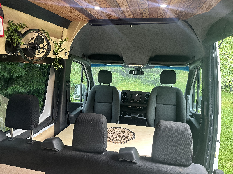 Explorer la vanlife en famille! Configuration très rare. Permet d'asseoir et de coucher 5 personnes à l'intérieur de la van. Mercedes-Benz 6 cyl. Turbo Diesel 3.0L. avec gantie prolongée de 6 ans \ 160 000km Seulement 58 000km