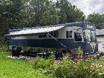 BUS SKOOLIE MCI DIESEL 40 PIED ENTIEREMENT RÉNOVÉ , HABITABLE À L'ANNÉE * 