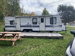 Roulotte située sur le terrain du Camping Station touristique Baie-des-Sables au Lac-Mégantic en Estrie.