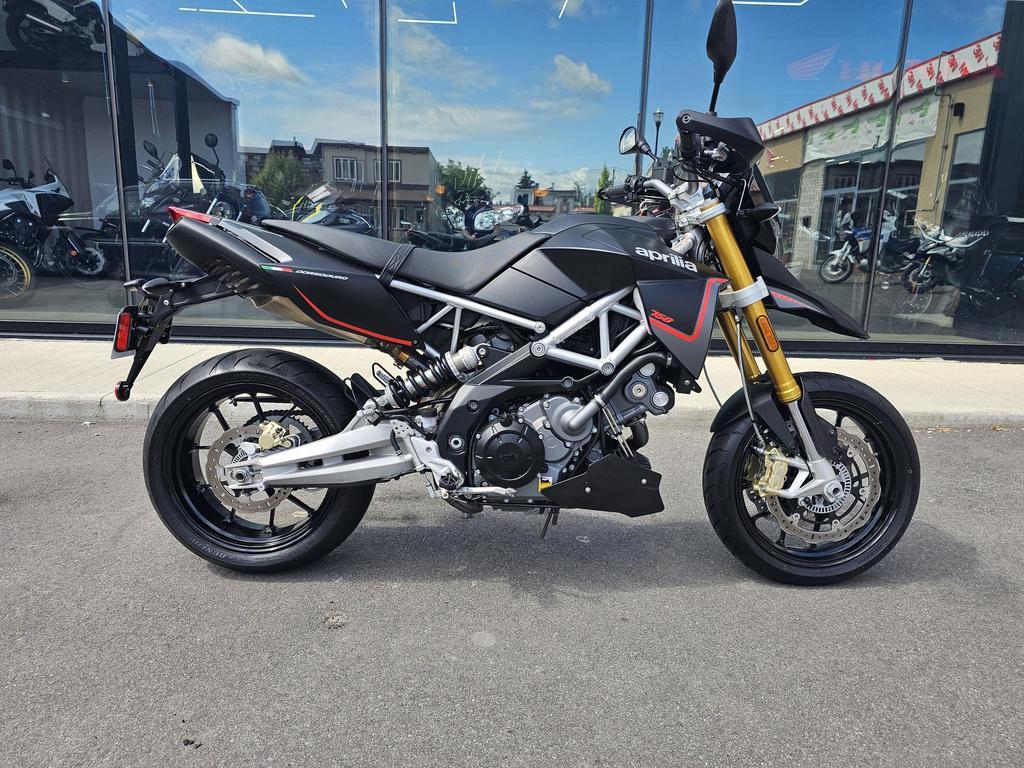 Road Bike and cruiser motorcyle Aprilia Dorsoduro 750 2014 à vendre