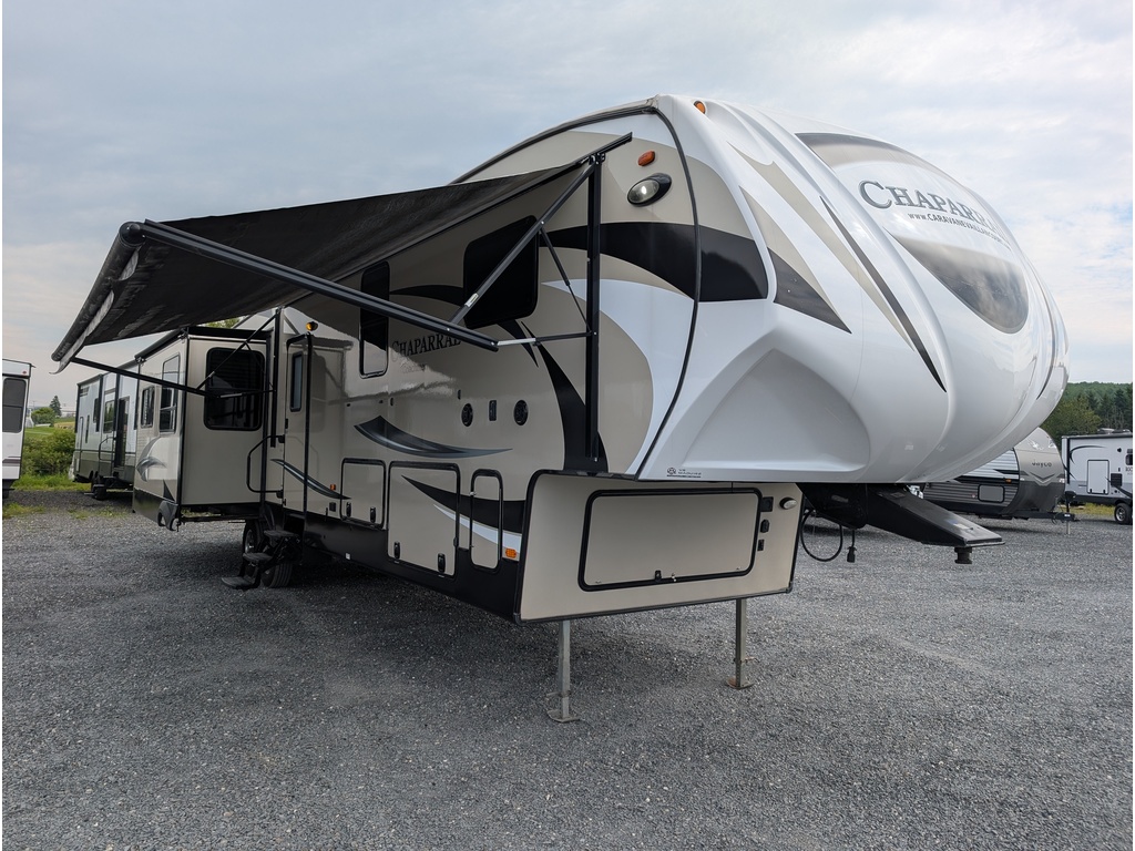 Caravane à sellette Chaparral 2017 à vendre