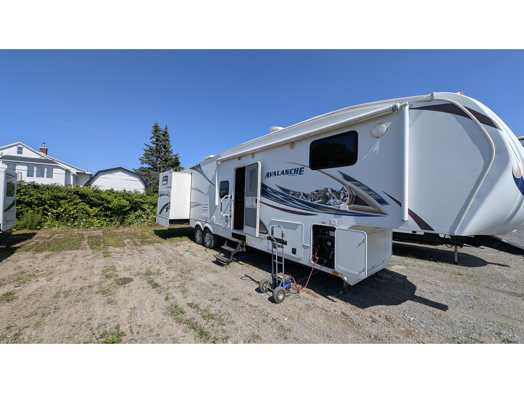 Caravane à sellette Avalanche 340TG 2010 à vendre